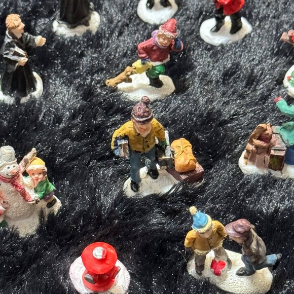 Charming Holiday Miniature Set Featuring 20+ Figurines & Accessories - Picture 3 of 10